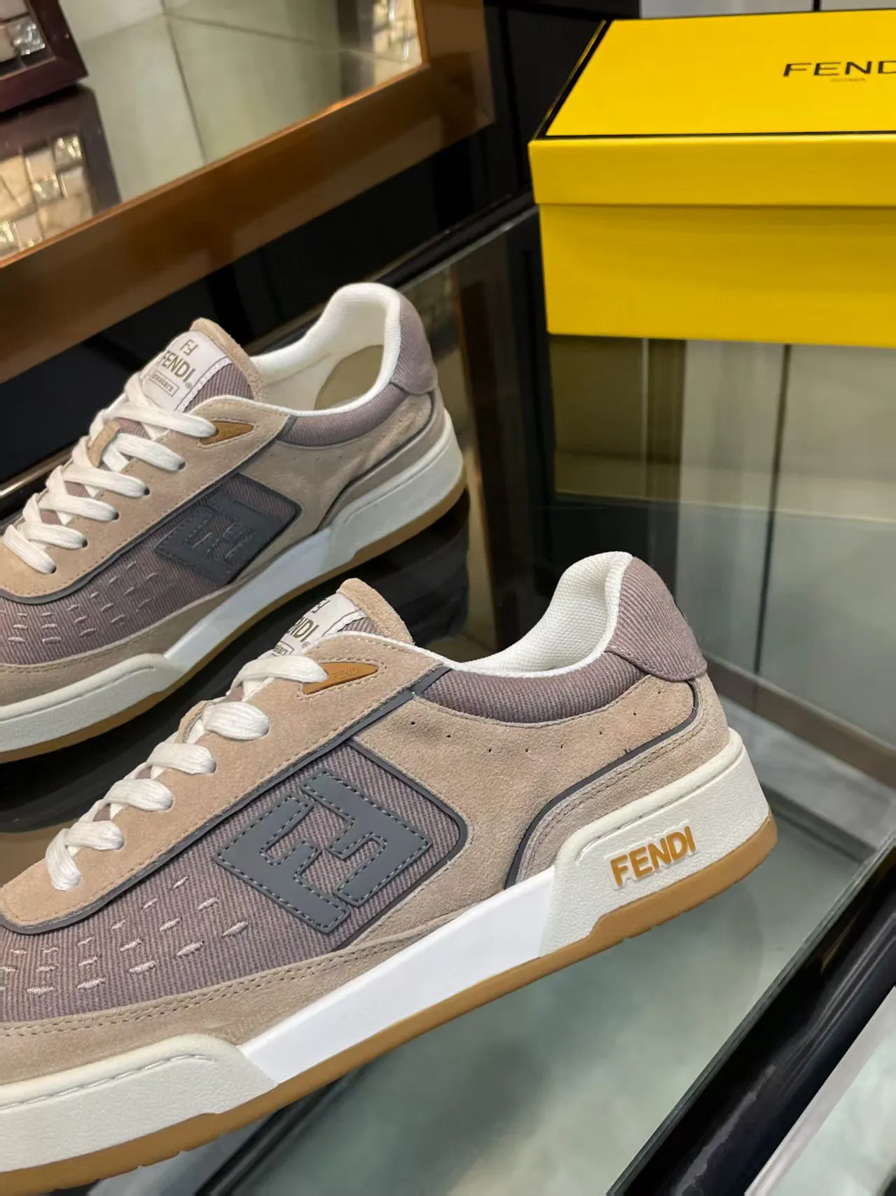 Factory price: 600💰Top version for couples Fendi 2025 New Year Hot Series [Couples👫Casual Sports Shoes] FD match Original Purchased One to One Reproduction The first sports shoe fendi match created by designer Kim Jones and Donkey Brand Trainer basketball sneakers, fresh blood injected with FF retro design Super good-looking and versatile, the upper is made of cowhide and cowhide splicing combination, with raised double F on the side The logo lining is made of terry velvet ✔️ Super soft on the feet, lightweight, comfortable to match with sweatshirts, Fabric: Cowhide ➕ Cow color matching, Outsole: Original open mold multi-color color matching sole, Packaging: Original full set of packaging, Size: Women's 35-40 / Men's 38-44, customized 45